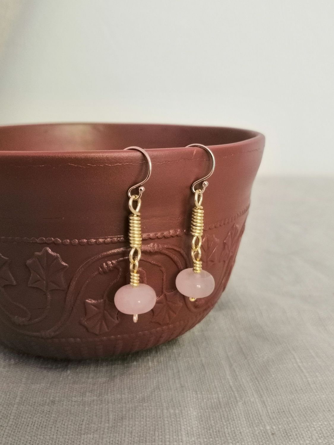 A Nemausus, boucles  en Quartz rose et maillons enroulés