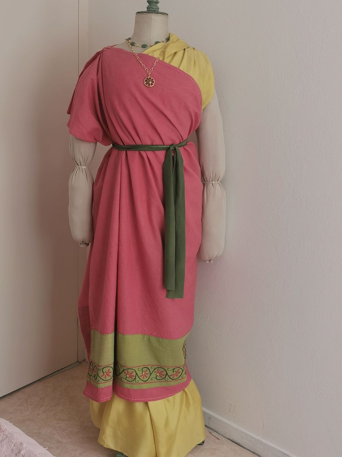Stola romaine brodée en laine rose (petit modèle)