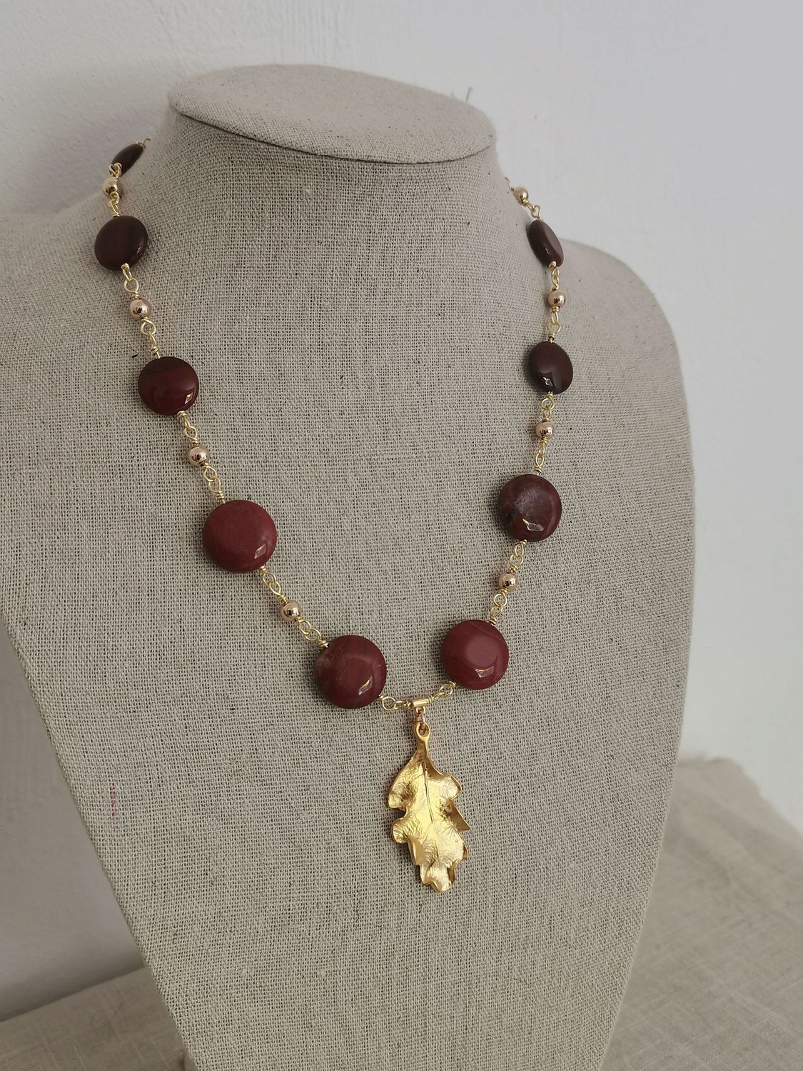 A Vasio, collier en Jaspe rouge et pendentif feuille de chêne