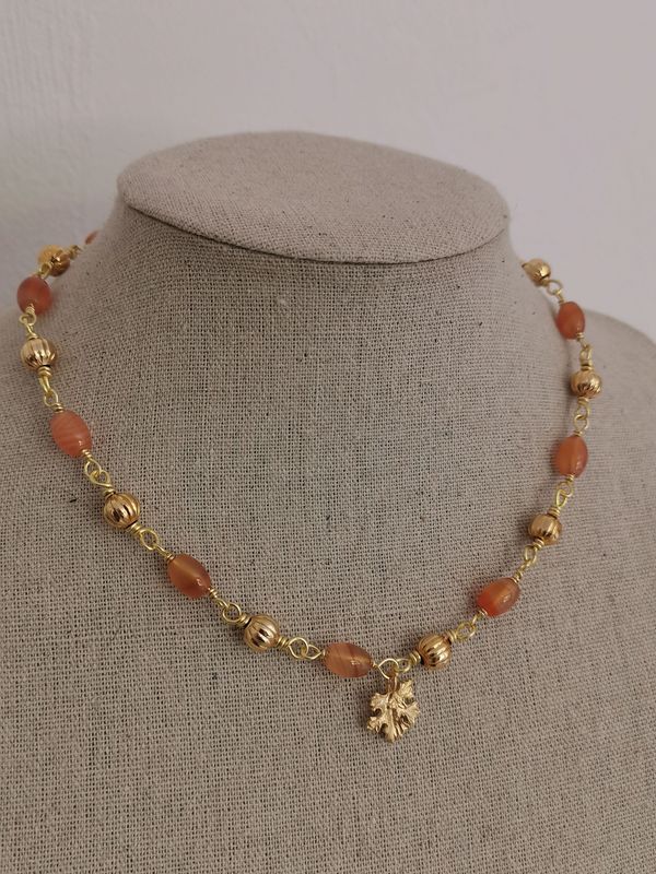 A Vasio, collier en Cornaline et pendentif feuille