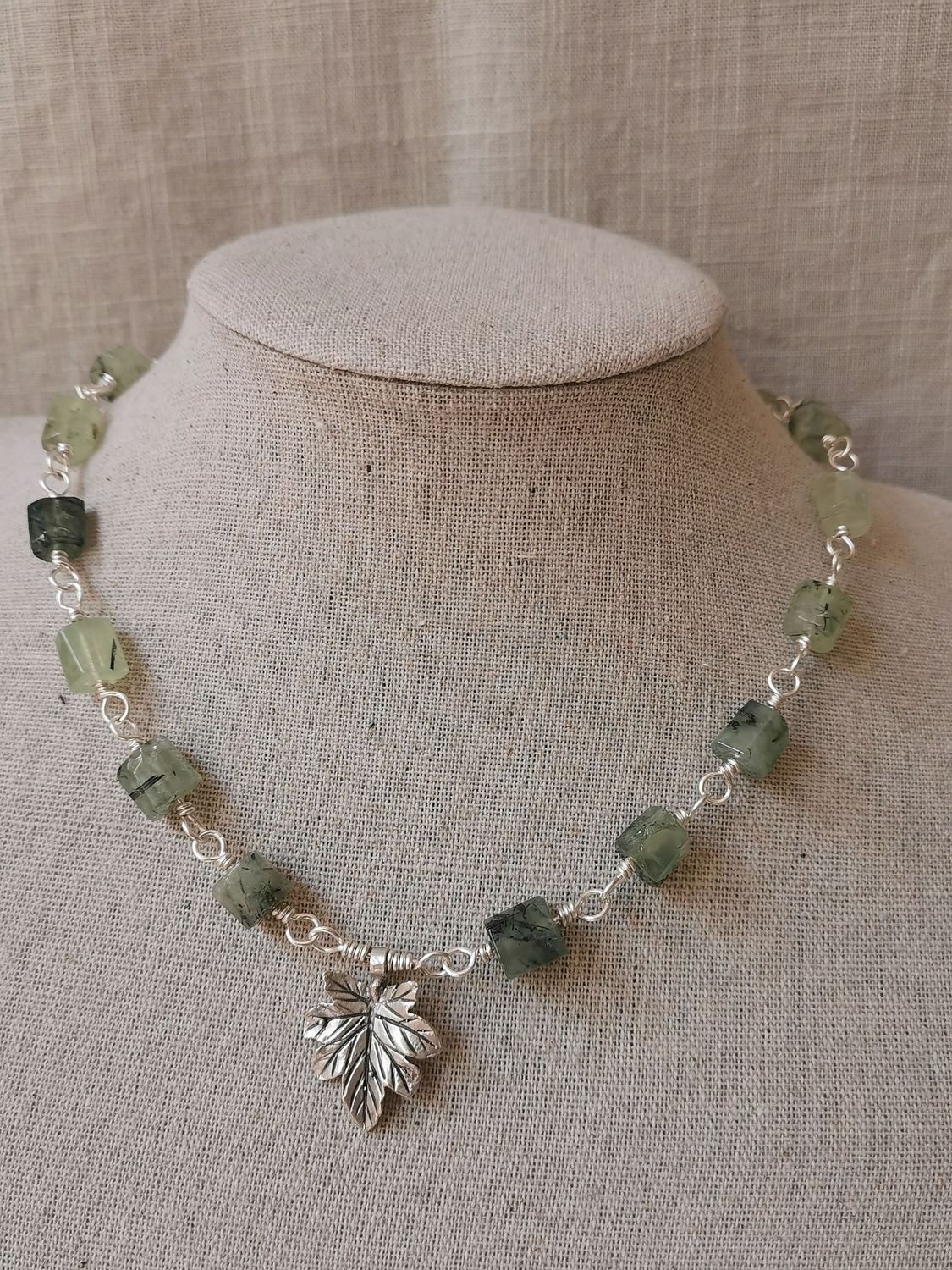 A Vasio, collier en Phrénite et pendentif feuille