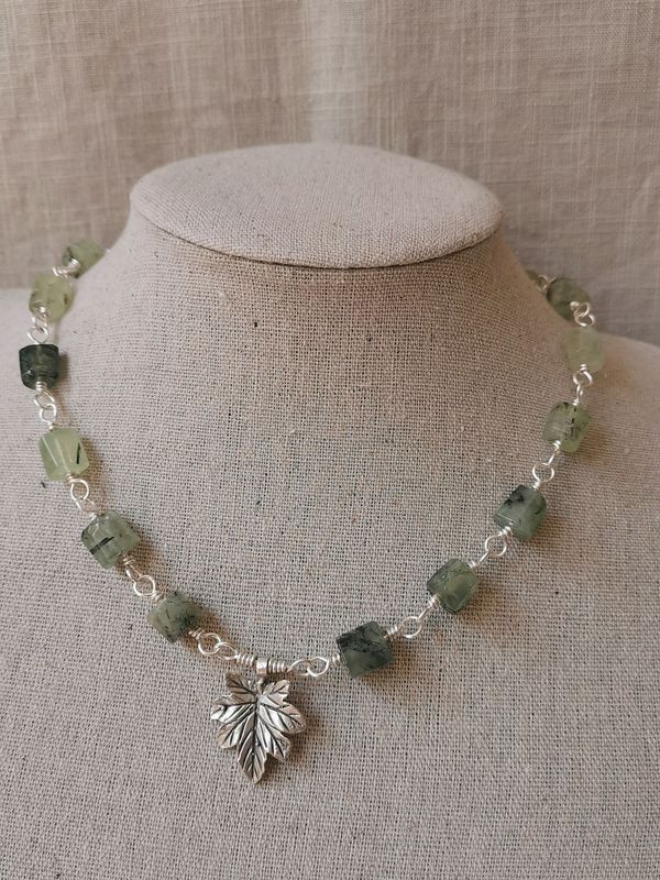 A Vasio, collier en Phrénite et pendentif feuille