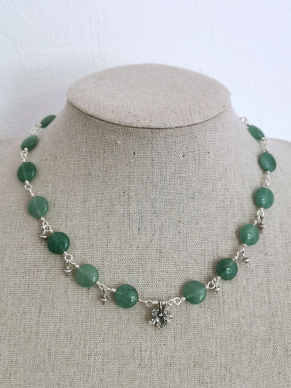 A Vasio, collier en aventurine verte, breloques gland et pendentif feuille