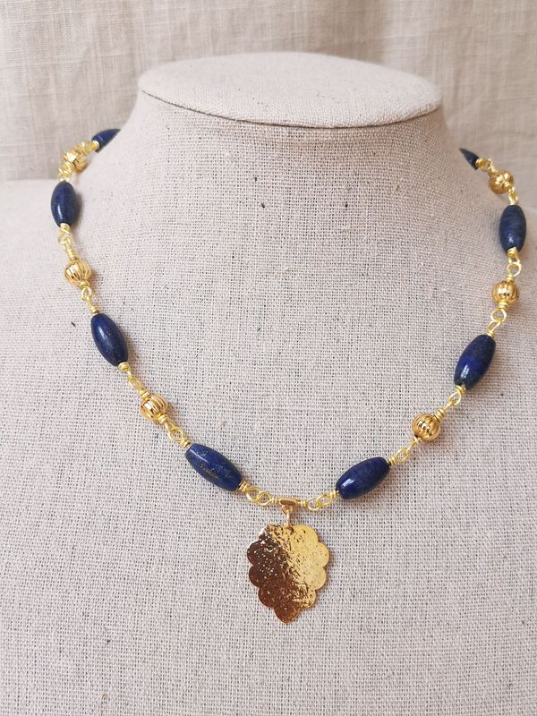 A Vasio, collier en Lapis lazuli et pendentif feuille