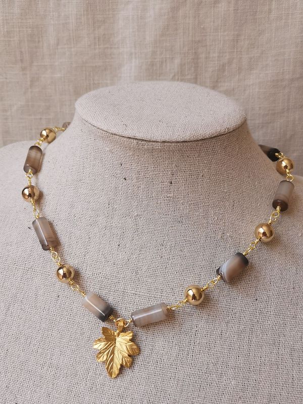 A Vasio, collier en Agate rubanée et pendentif feuille