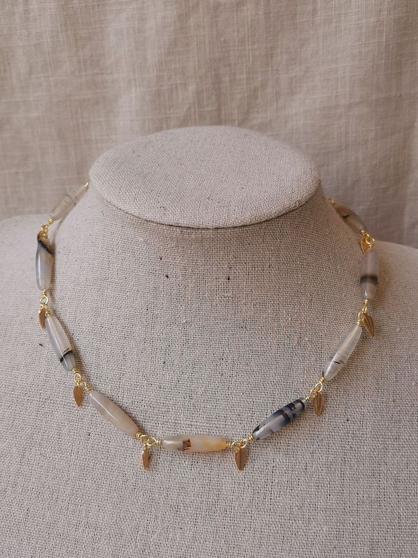A Vasio, collier en Agate rubanée et breloques feuilles