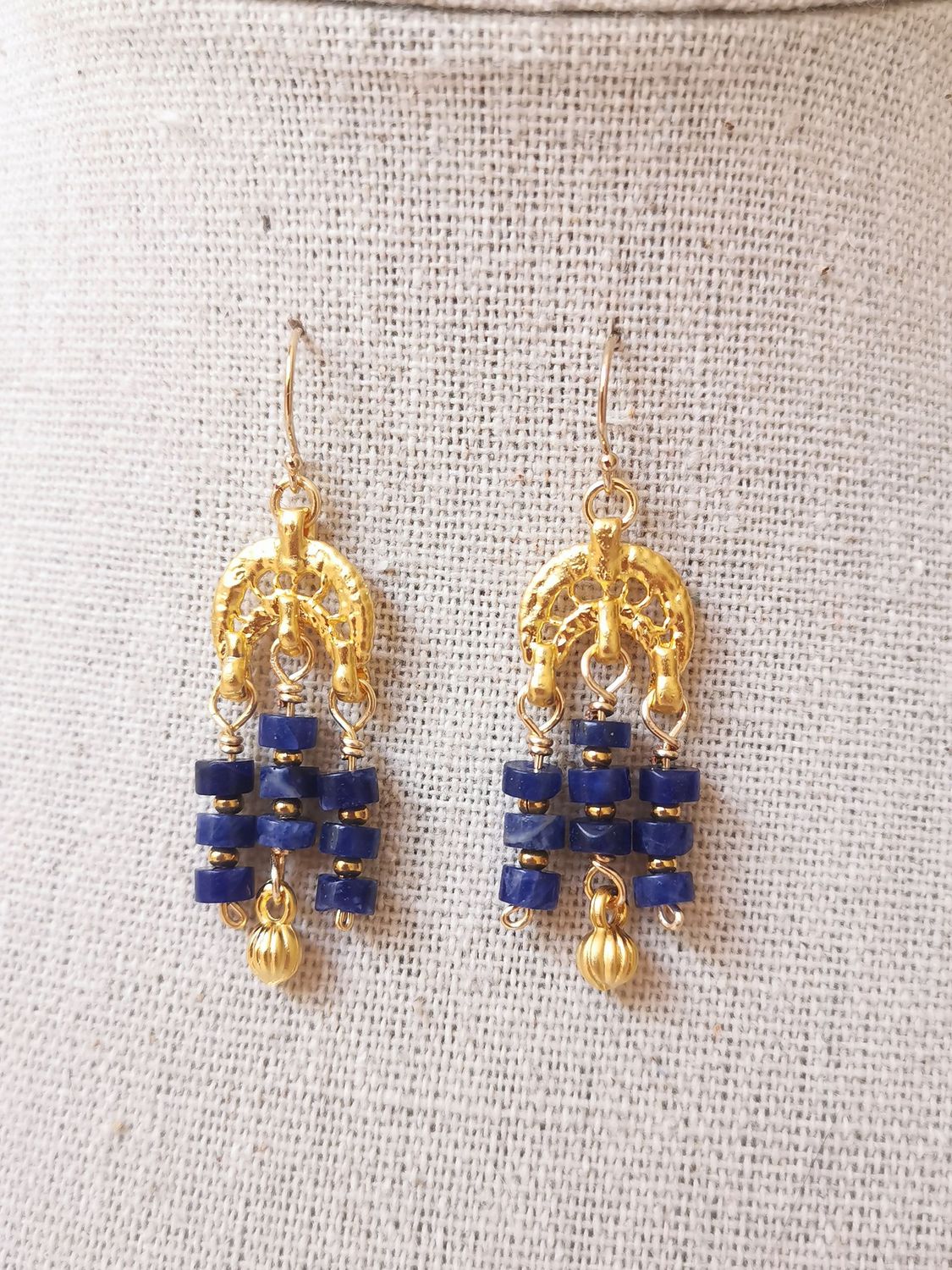 A Vasio, pendants d'oreille lunule en Sodalite