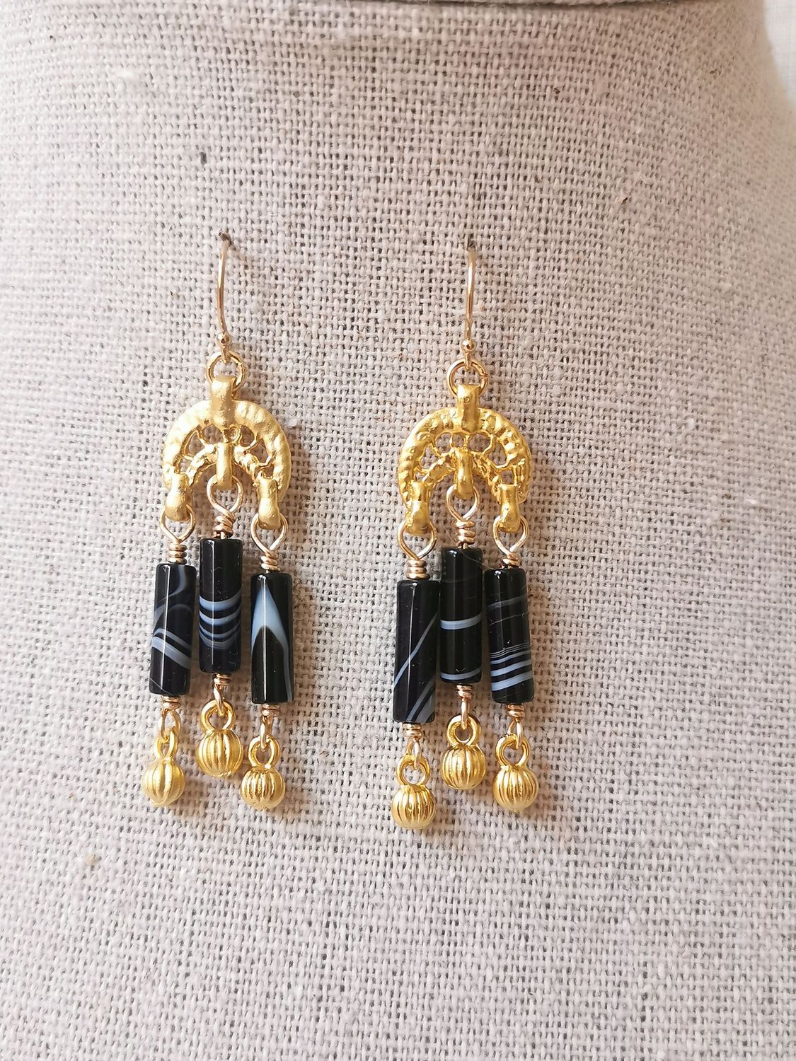 A Vasio, pendants d'oreille lunule en Agate