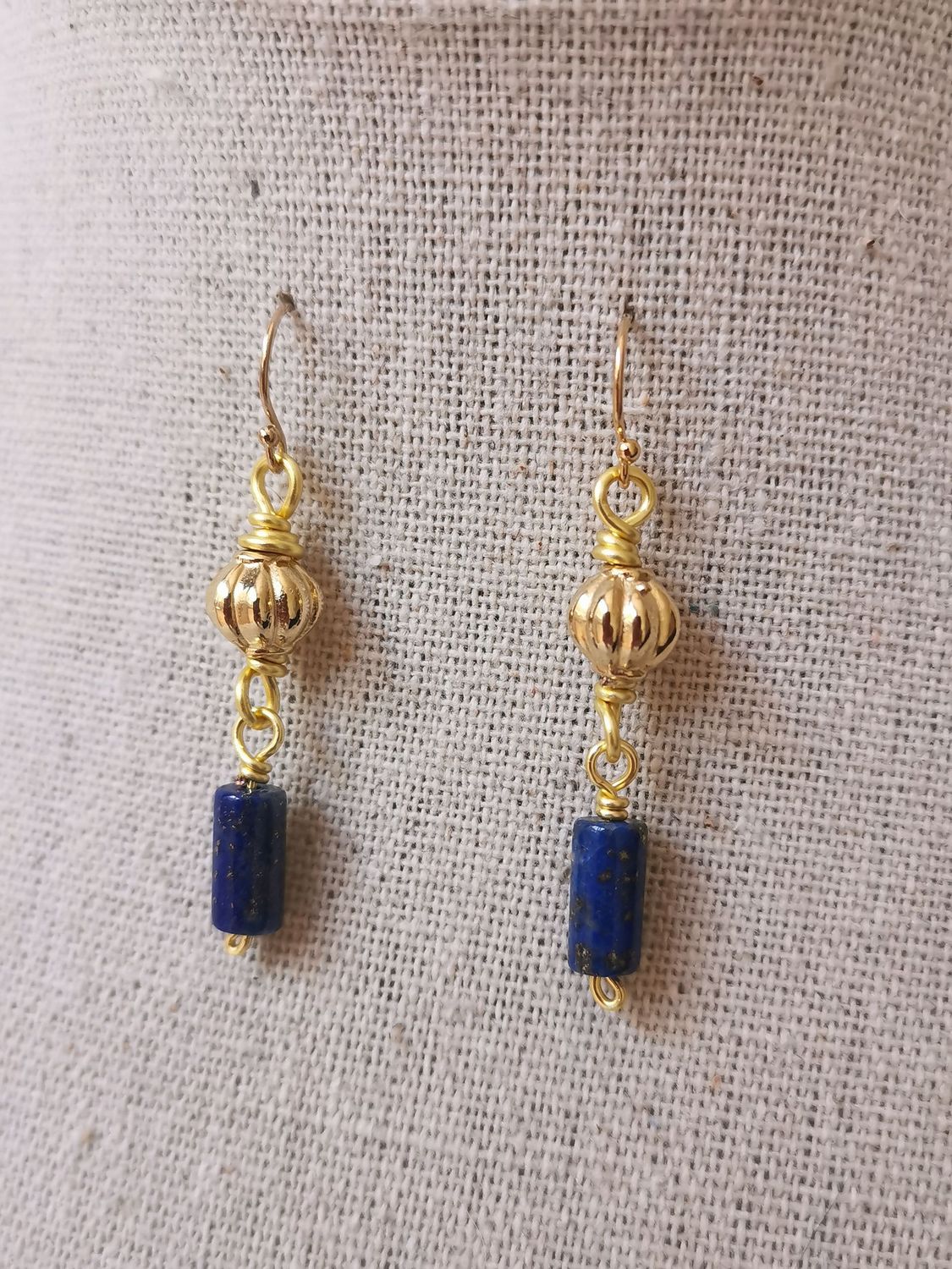 A Vasio, pendants d'oreille  en Lapis lazuli et perles côtelées
