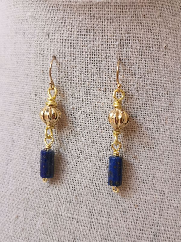 A Vasio, pendants d'oreille  en Lapis lazuli et perles côtelées