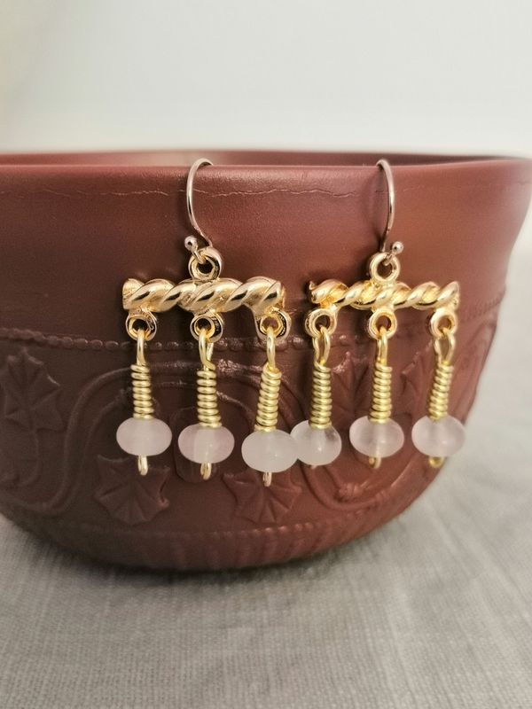 A Nemausus, boucles triples en Quartz rose sur fil enroulé