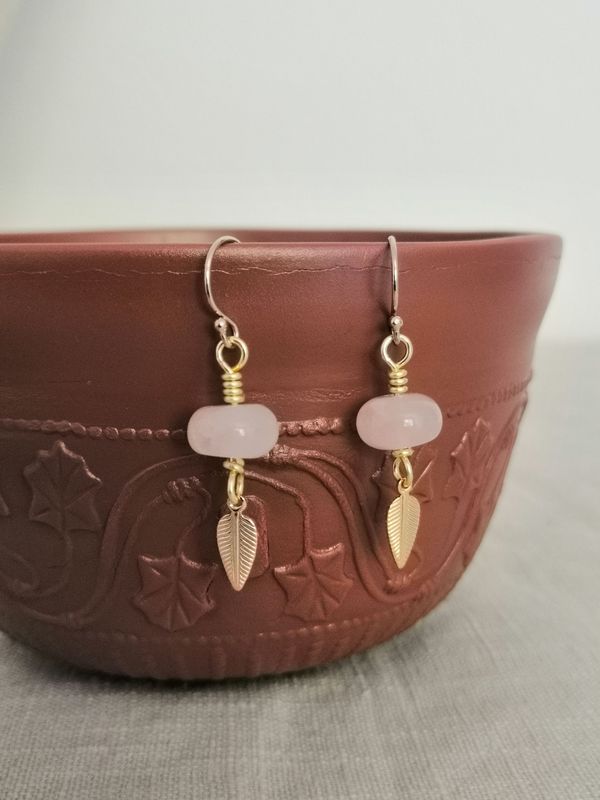A Nemausus, boucles  en Quartz rose et pendants feuille