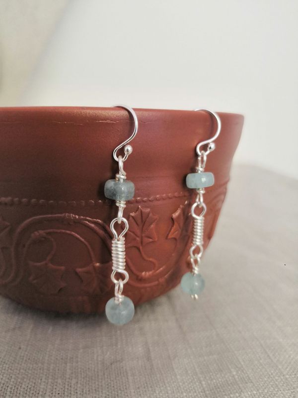 A Nemausus, boucles  double Aigue-marine et maillons enroulés