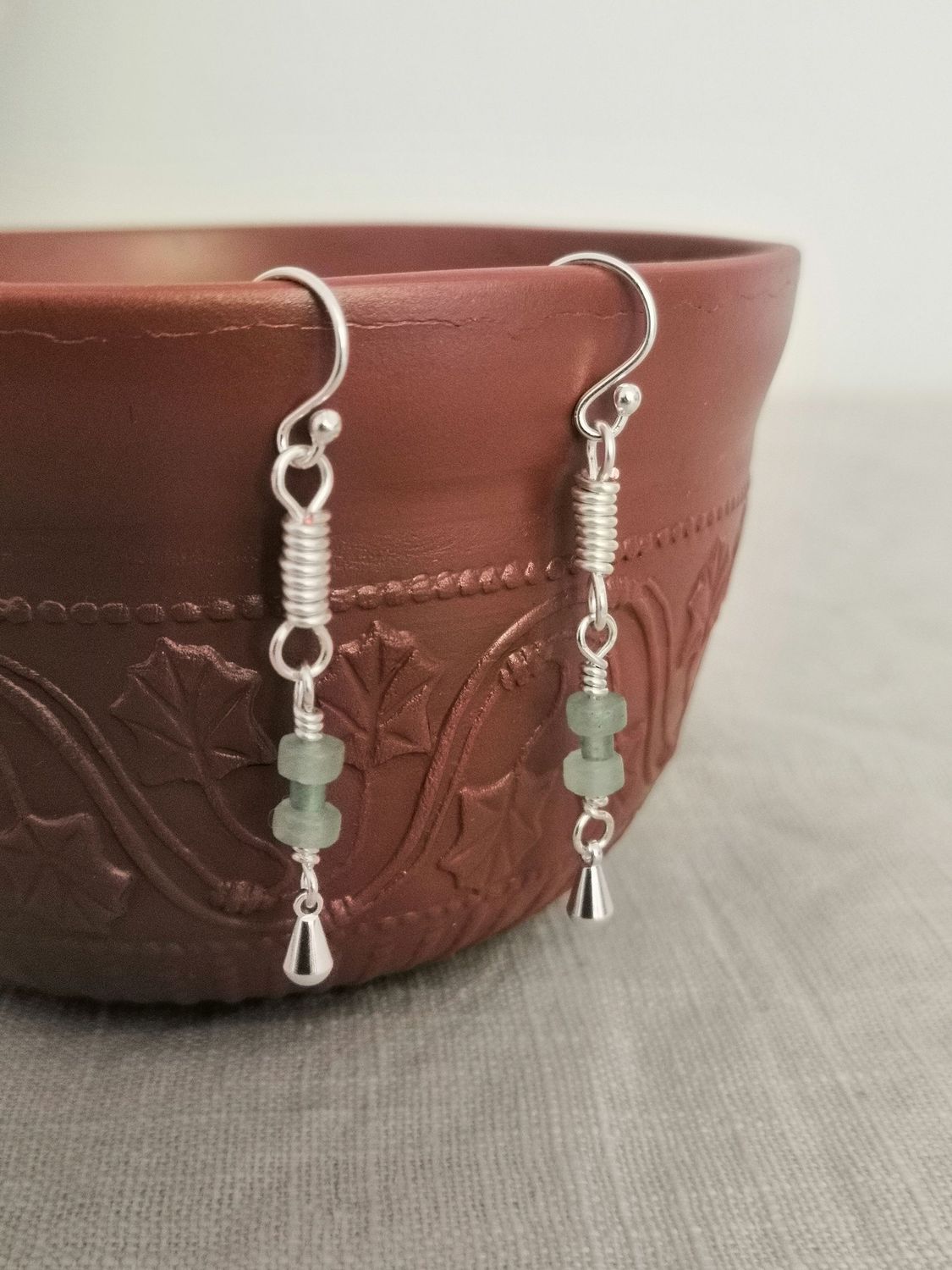 A Nemausus, boucles  Aventurine, maillons enroulés et pendants goutte