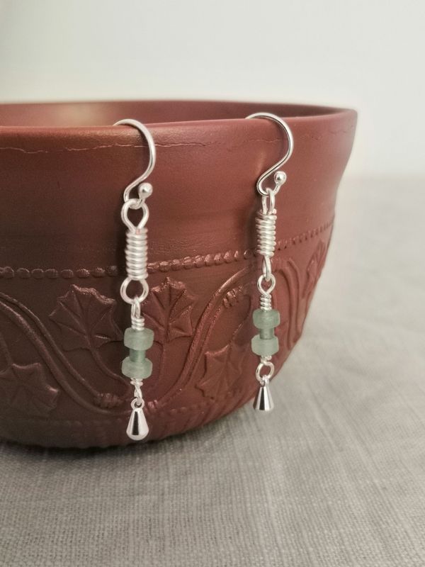 A Nemausus, boucles  Aventurine, maillons enroulés et pendants goutte