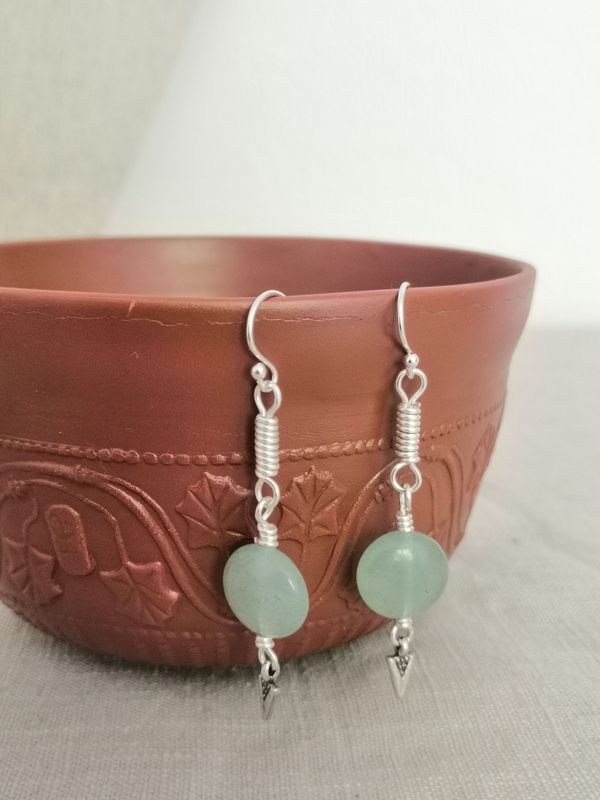 A Nemausus, boucles  Aventurine, maillons enroulés et pendants triangulaires