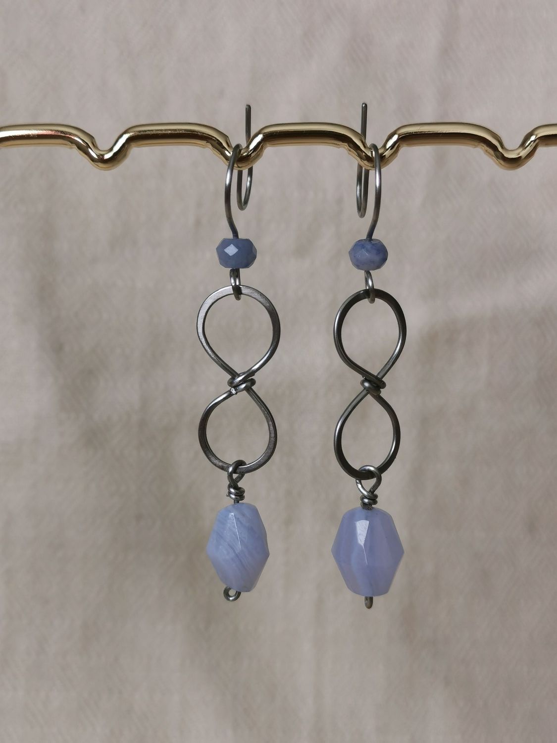 Boucle d'oreille infini Lemniscatus en Calcédoine bleue