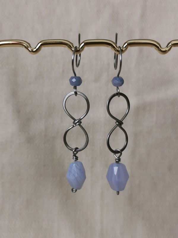 Boucle d'oreille infini Lemniscatus en Calcédoine bleue