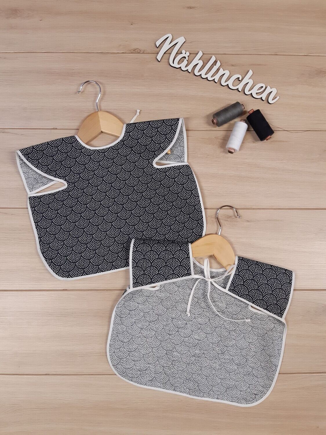 abwaschbares Lätzchen Bögen dunkelgrau