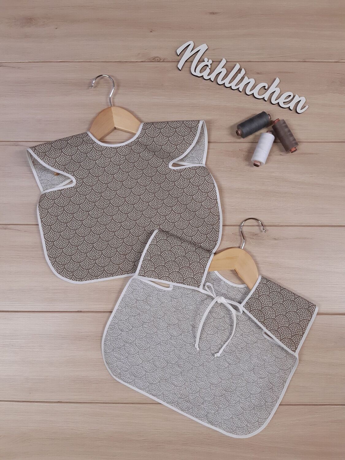 abwaschbares Lätzchen Bögen taupe