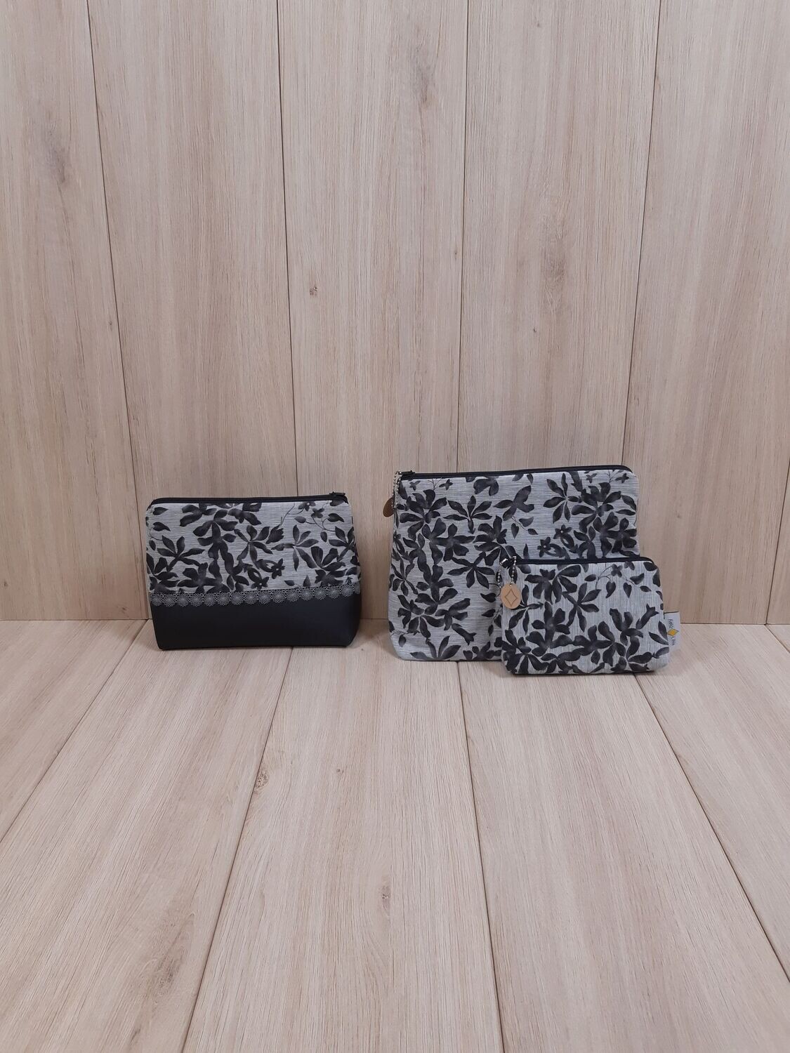 Täschle Blumen grau/schwarz - verschiedene Größen Täschle Blumen grau/schwarz - verschiedene Größen