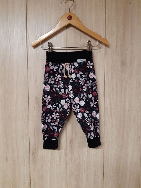 Pumphose Blumen dunkelgrau - verschiedene Größen Pumphose Blumen dunkelgrau - verschiedene Größen