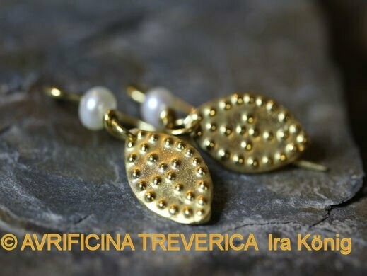 roman leave earrings 1st and 2nd century AD roman leave earrings 1st and 2nd century AD