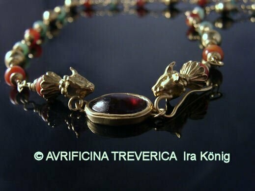Collier hellenistique avec têtes d' antilopes Collier hellenistique avec têtes d' antilopes