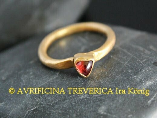 bague 13 siècle avec grenat bague 13 siècle avec grenat