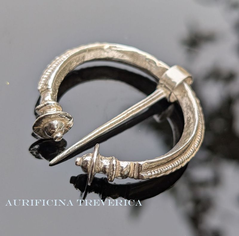 Fibule du type Omega from Mayence Fibule du type Omega from Mayence