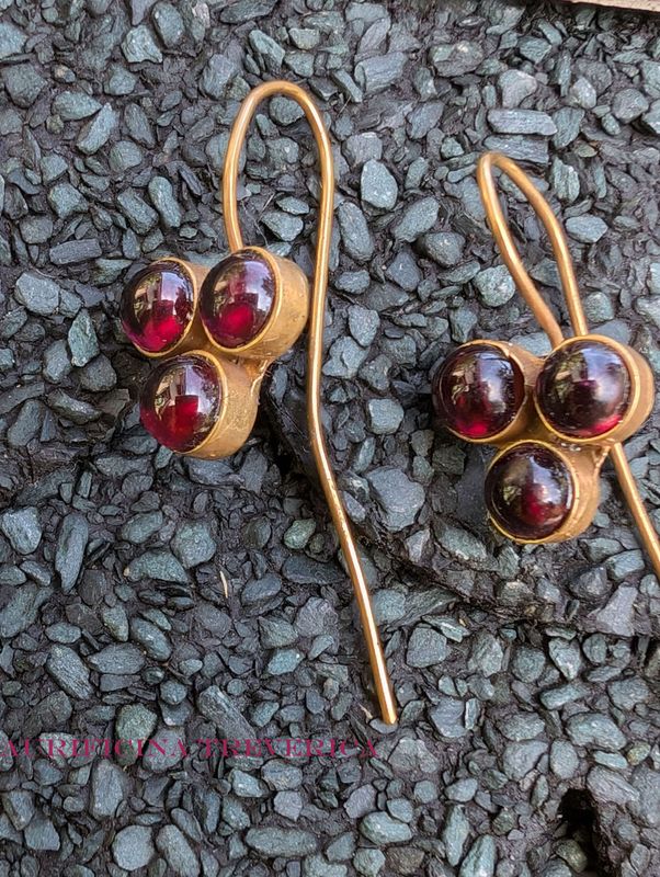 roman 2nd century earrings in shamrock form roman 2nd century earrings in shamrock form