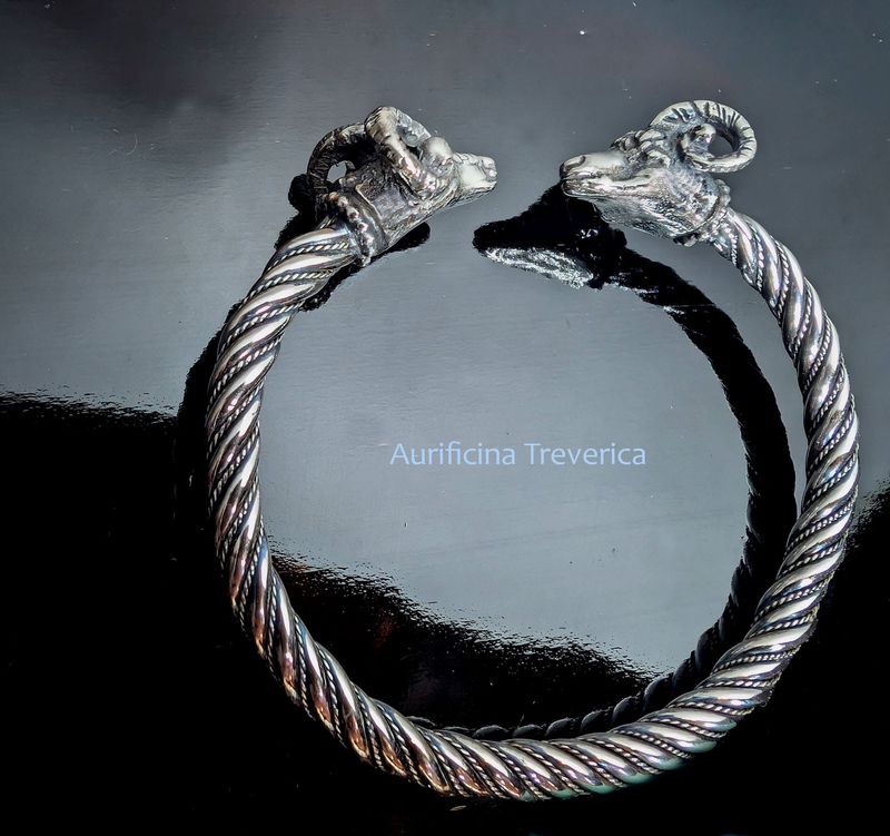 kleine Armilla mit Tierköpfen kleine Armilla mit Tierköpfen