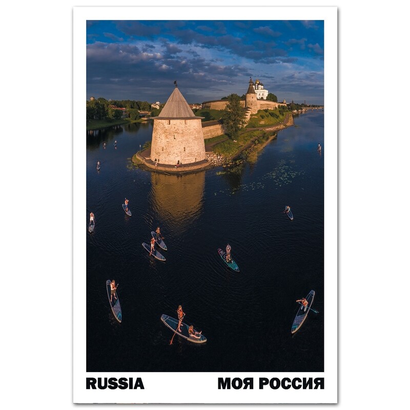 Вид на Псковский кремль, слияние рек Великой и Псковы и сап-сёрферов