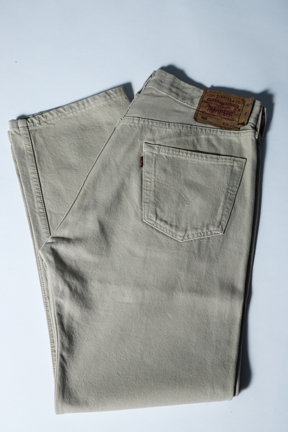 beige levis 501