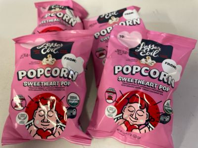 Sweetheart Popcorn (4pk) (White chocolate &amp; Strawberry)  (*LIMIT 1 per household*)