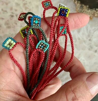 Pulsera cuadro piedra hilo seda rojo