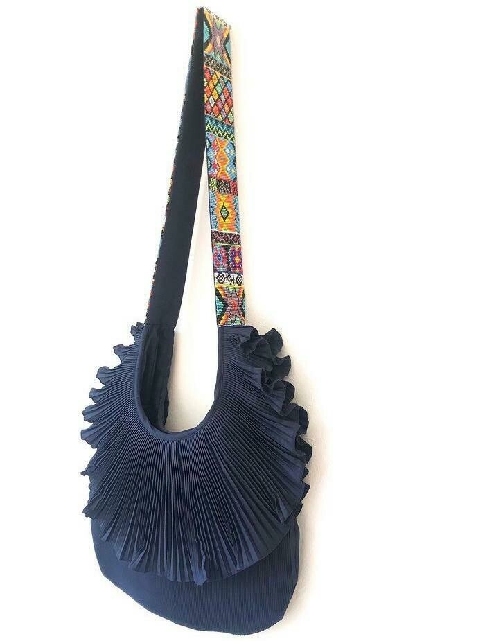 Bolsa plisada tela aplicaciones chaquira