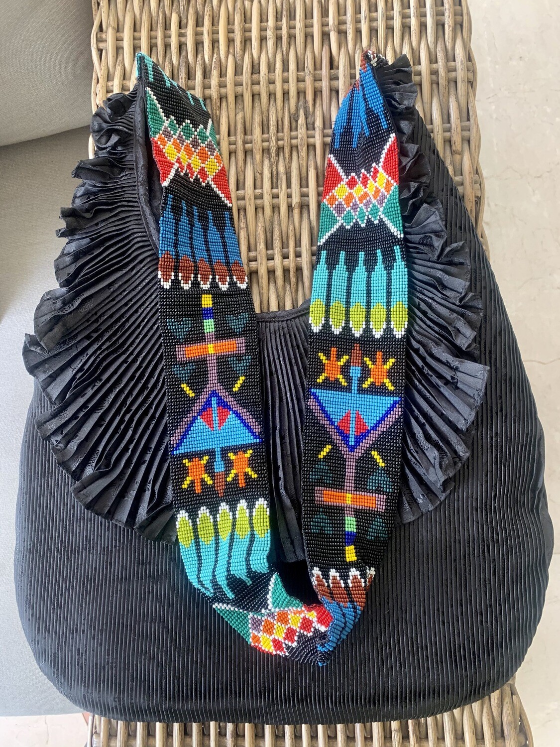 Bolsa plisada de tela Mazahua color negro chaquira rayas colores