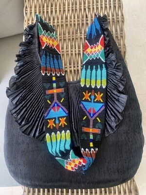 Bolsa plisada de tela Mazahua color negro chaquira rayas colores