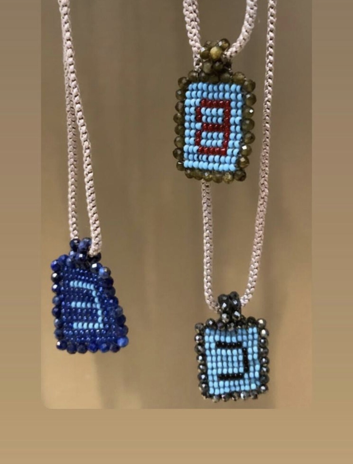 Iniciales con chaquira, plata y piedras semi preciosas