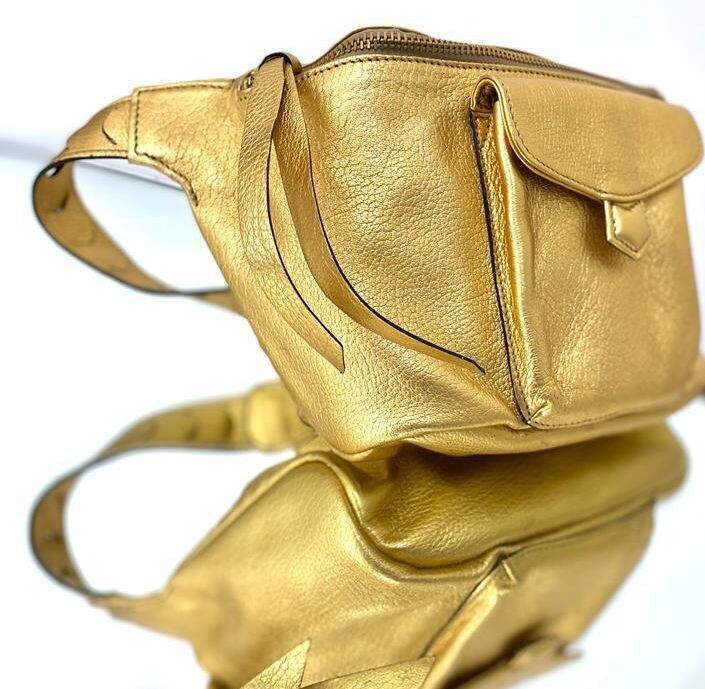 Bolsa Ilka Dorada cross body Modelo Perla. Colección metálica