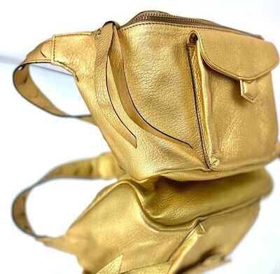 Bolsa Ilka Dorada cross body Modelo Perla. Colección metálica