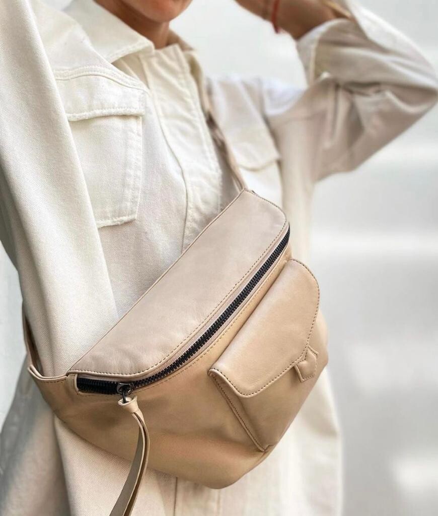 Bolsa Ilka Cross body beige. Modelo Perla
