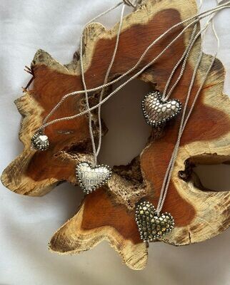 Collar Corazón con piel y piedras semipreciosas hilo seda