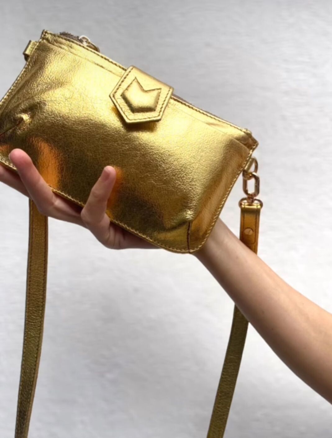 Bolsa Ilka Dorada Modelo Mini Cell Bag- Carlota En México - D23