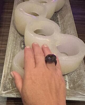 Anillo con piedra y piel