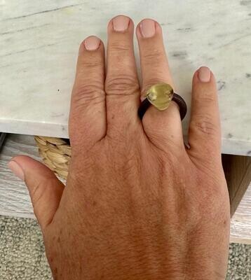 Anillo piedra ámbar y piel