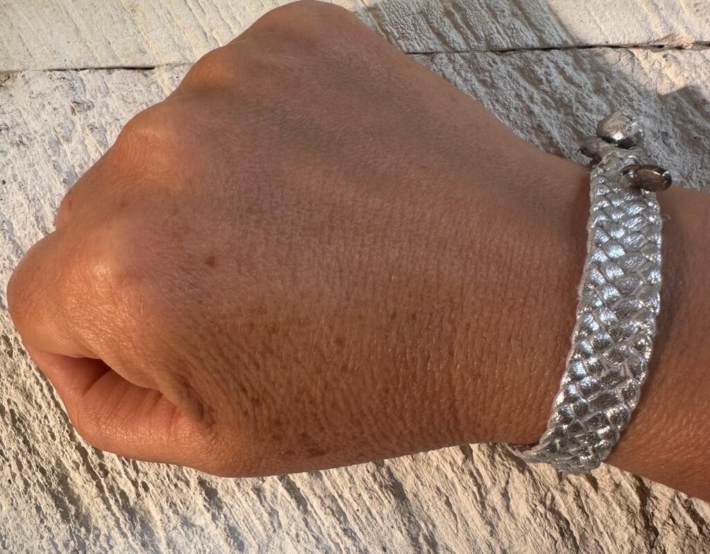 Pulsera trenzada 8 tiras piel plateada