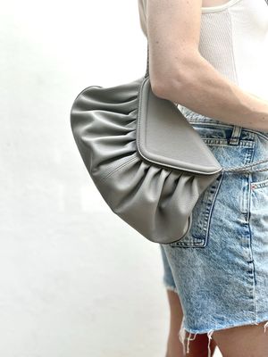 Bolsa Ilka Modelo Elena, color gris, colección verano 2024