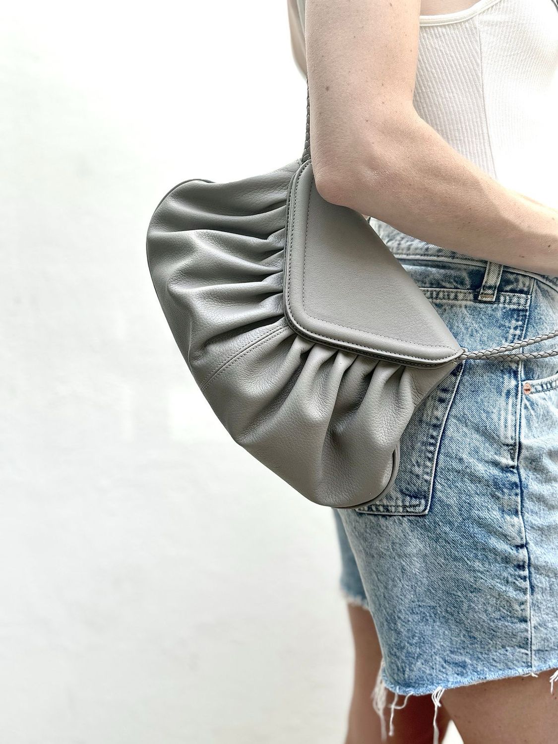 Bolsa Ilka Modelo Elena, color gris, colección verano 2024